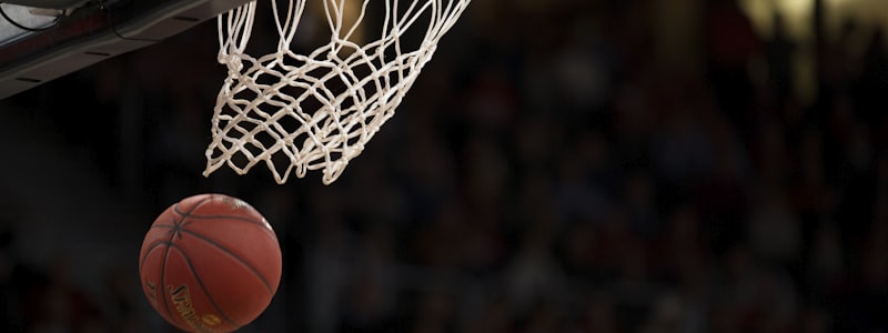 NBA篮球比赛扣篮精彩瞬间 - 球员飞跃扣篮动作